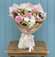 Букет цветов из:  Гвоздики, Орхидеи и Розы #REPLACE_PRED# Дубовке Ставропольского края