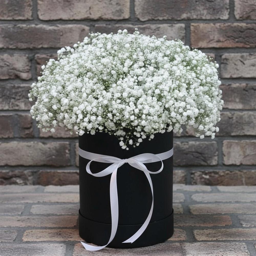 Цветочная композиция из Гипсофила в шляпной коробке в Дубовке Ставропольского края