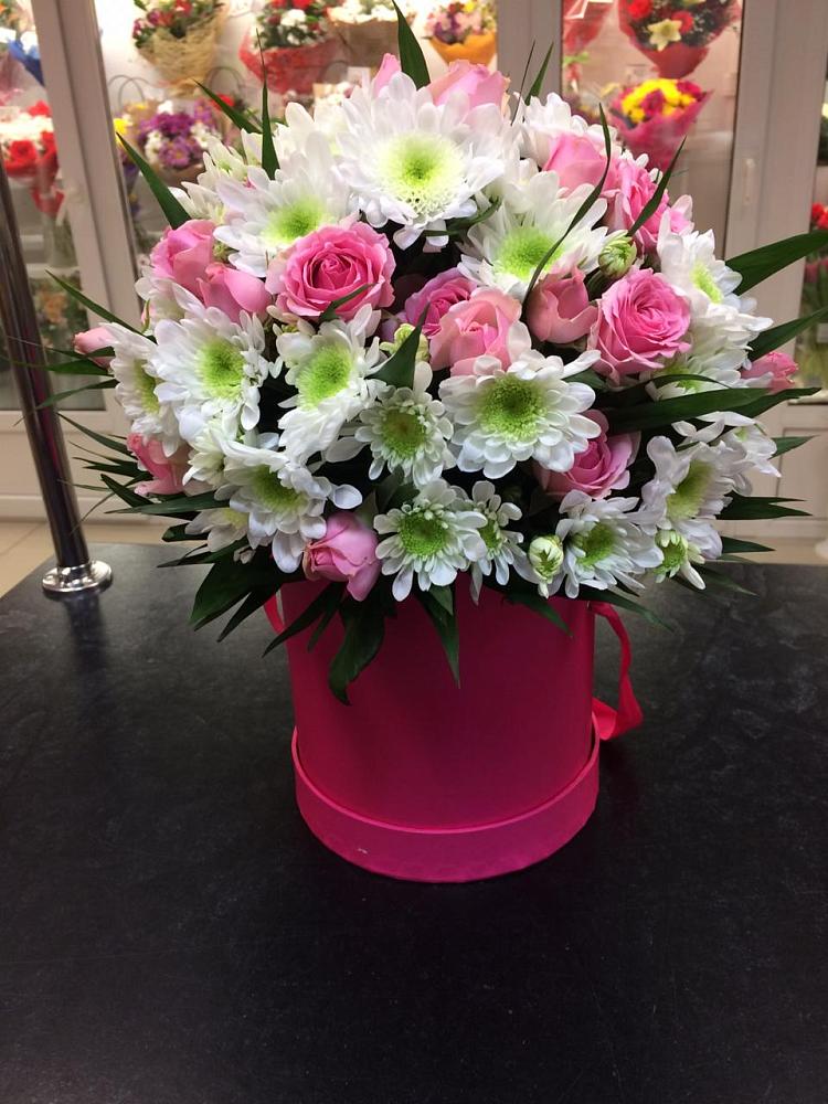 Цветочная композиция из Розы и Хризантемы в шляпной коробке в Дубовке Ставропольского края