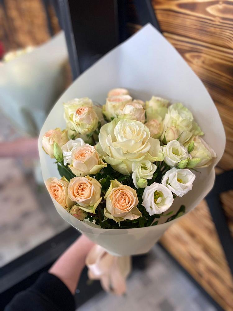 Букет цветов из: Розы и Лизиантусы в Дубовке Ставропольского края